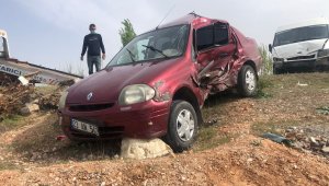 Otomobil ile minibüs çarpıştı: 2 yaralı