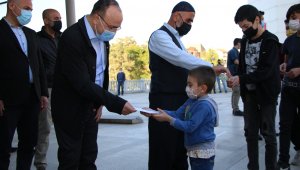 Bayram namazı sonrası vali uyardı, şeker yerine virüs ikram etmeyin