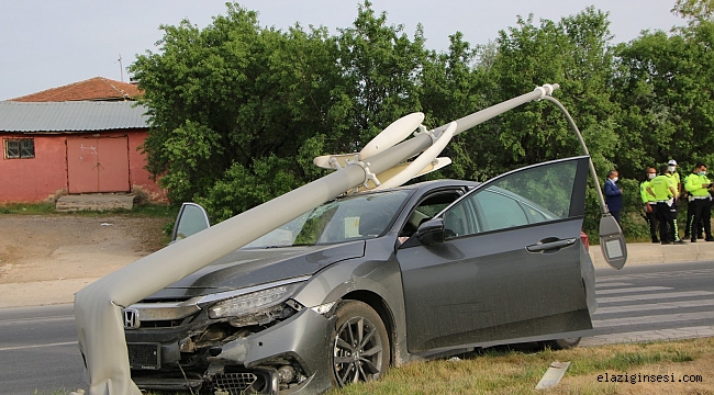 Elazığ'da otomobilin, çarptığı direk devrildi:1 yaralı