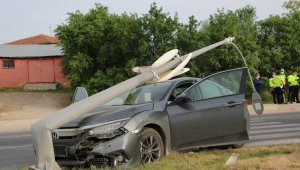 Elazığ'da otomobilin, çarptığı direk devrildi:1 yaralı
