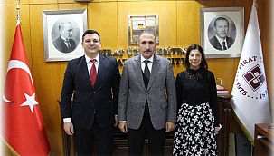 Başarılı akademisyenlere plaket verdi