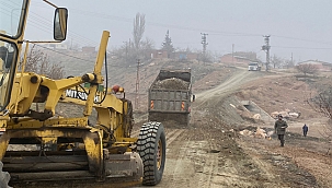Köy yollarındaki menfezlerin yapım çalışması devam ediyor