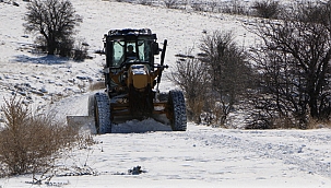 Kapalı köy yollarını açma çalışmaları devam ediyor