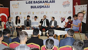 Gençlerle iftarda bir araya geldi