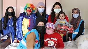 Hastanede yatan çocuklar mutlu oldu