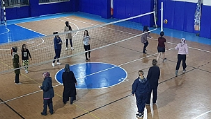 İftardan sonra bayanlara salonlarını açtı