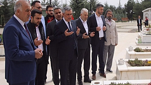 Şehitliği ziyaret etti