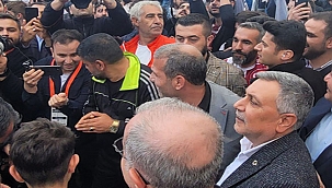 Elazığspor'un teknik heyet ve yöneticilerini tebrik etti. 