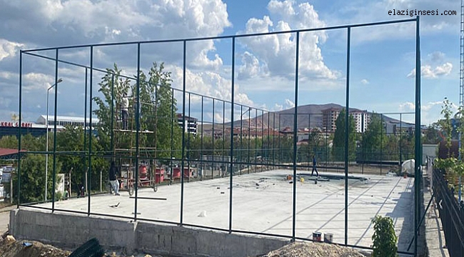 Tenis Kortu ve Basketbol Sahası inşaatı devam ediyor.