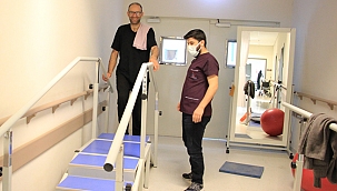 Yürüme yetisini kaybeden fizik tedavi programıyla yürümeye başladı