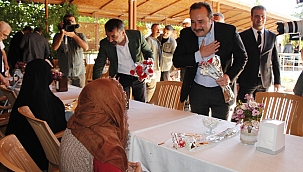 Kurban Bayramında hemşehrileriyle bir araya geldi.