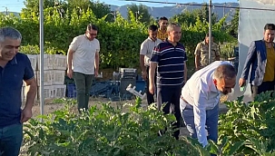 Sahada vatandaşların sorunlarını dinliyor