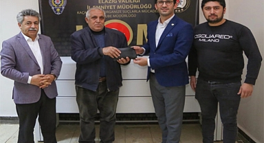 Elazığ'da Dolandırılan Vatandaşa Eşyaları Ve Parası Teslim Edildi