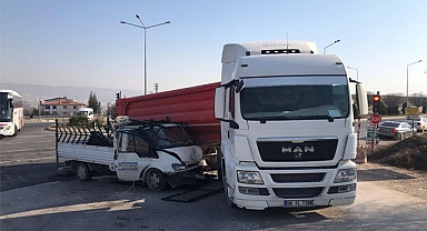  Elazığ'da Pikap Kamyonun Altına Girdi. 3 Kişi Yaralandı