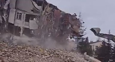 Elazığ'da 4 Katlı Bina Korna Sesi İle Yıkıldı