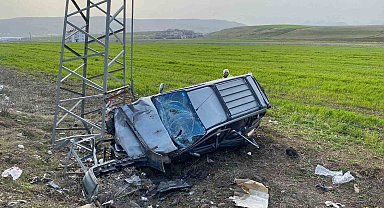 Elazığ'da Ticari Araç Elektrik Direğine Çarptı: 5 Yaralı