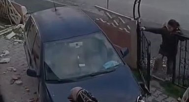 Elazığ'da Otomobil Apartman Bahçesine Daldı