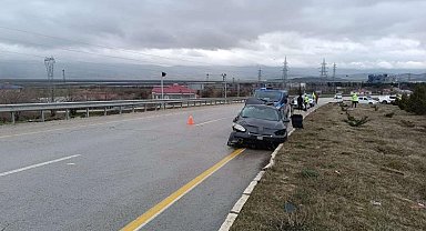 Elazığ'da Otomobil Refüje Çarptı: 2 Yaralı