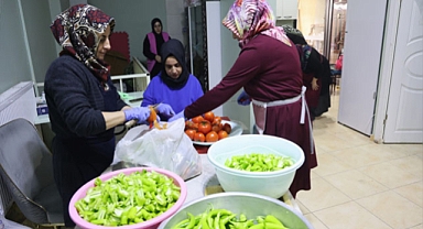 Elazığda Gönüllü Annelerin Yaptığı Yemekler İhtiyaç Sahiplerine Ulaşıyor