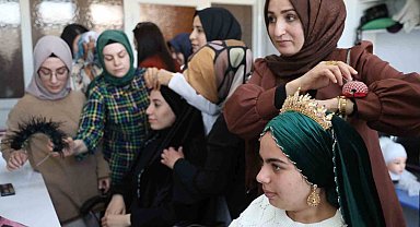 Elazığ'da Kadınlar Kuaförlük Kursunda Ter Döküyor