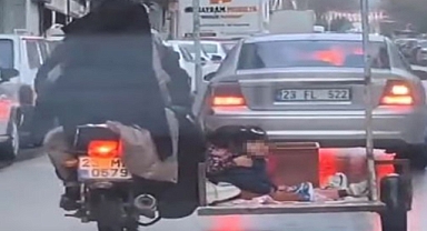 Elazığ'da Küçük Çocukların Tehlikeli Motosiklet Yolculuğu...