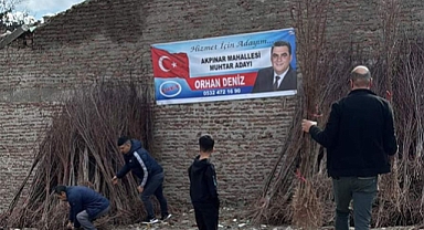 Elazığda Muhtar Adayı Broşür Yerine Fidan Dağıttı