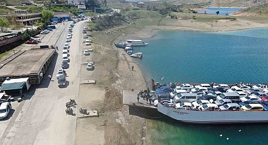 Elazığ-Pertek Feribotlarında Bayram Yoğunluğu Yaşandı