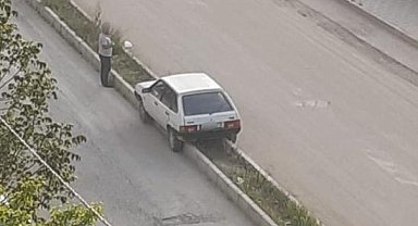 Elazığ'da İlginç Kaza, Otomobil Refüje Çıktı