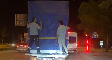 Elazığ'da Kamyonun Arkasına Tutunarak Yolculuk Ettiler