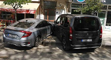 Evde Kalp Krizi Geçiren Kadın Hastaneye Götürülürken Kaza Geçirince Kurtarılamadı
