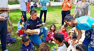 Parkta Eğlenen Çocuklara Pizza Sürprizi Yapıldı