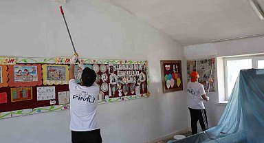 Elazığda Üniversite Öğrencileri Köy Okulunu Onarıp Boyadı