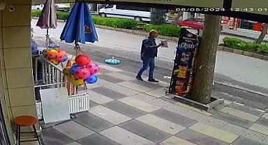 Elazığda Cips çalmaya çalışan karga dükkan sahibine yakalanınca kaçtı