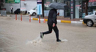 Elazığ'da sağanak yağmurlar hayatı felç ediyor