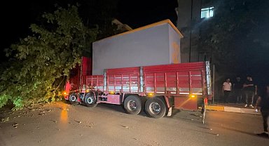 Elazığ'da trafo kulübesi yüklü tır ağacı devirdi