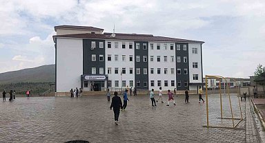 Elazığda bir okuldaki spor salonunda faciadan dönüldü: Alçıpan çöktü, 6 öğrenci yaralandı