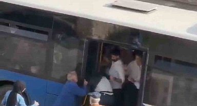 Elazığda Halk Otobüsüne binerken iki vatandaş kavga etti