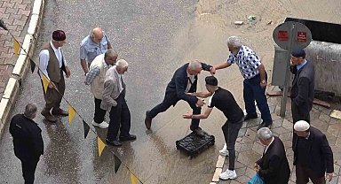 Elazığ da vatandaşlardan dereye dönen yola 'kasalı' çözüm