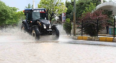 Elazığda Yağmur alt geçidi suyla doldurdu, sürücüler güçlük çekti