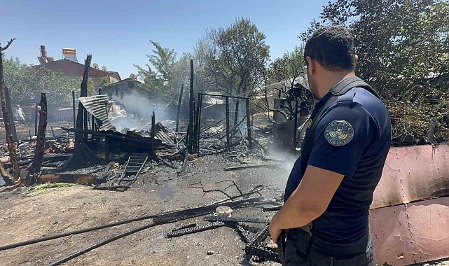 Elazığ'da ahır ve kümes yangını: 15 keçi, 29 tavuk telef oldu