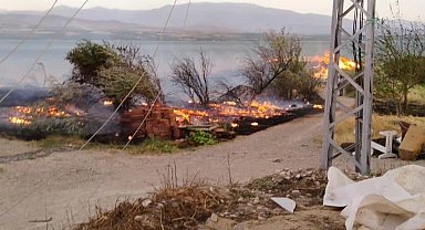 Elazığ'da otluk alanda yangın