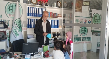 Elazığlı minikler bayram harçlıklarını Gazze için Umut Kervanına teslim etti