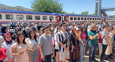 Üniversite öğrencileri trenle Palu'yu gezdi