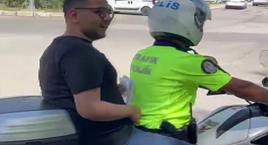 Elazığ'da Üniversite sınavına geç kalanların yardımına polisler yetişti