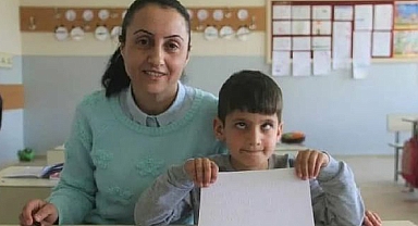 Özlem Öğretmen özürlü öğrencisine okuma yazma öğretti