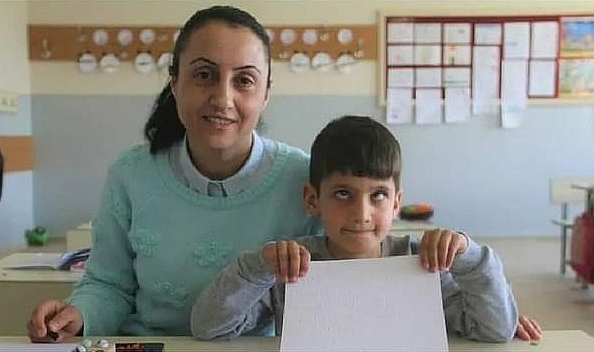 Özlem Öğretmen özürlü öğrencisine okuma yazma öğretti