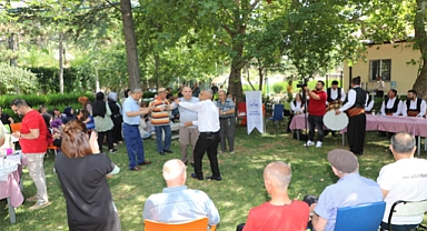 Kürsübaşı ekibi hastalara moral verdi