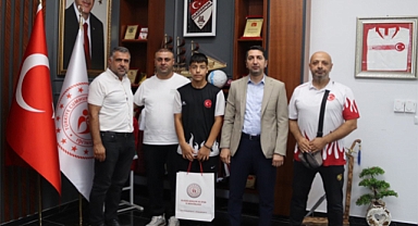 Taekwondo Türkiye Şampiyonu Kip'ten İl Müdürü Eren'e ziyaret etti