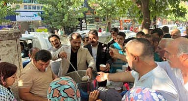  Ülkü Ocakları Elazığ İl Başkanlığı'ndan halka aşure dağıtımı gerçekleştirildi 