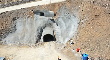 Elazığ Tarhana regülatörü ve iletim tüneline ilk kazma vuruldu
